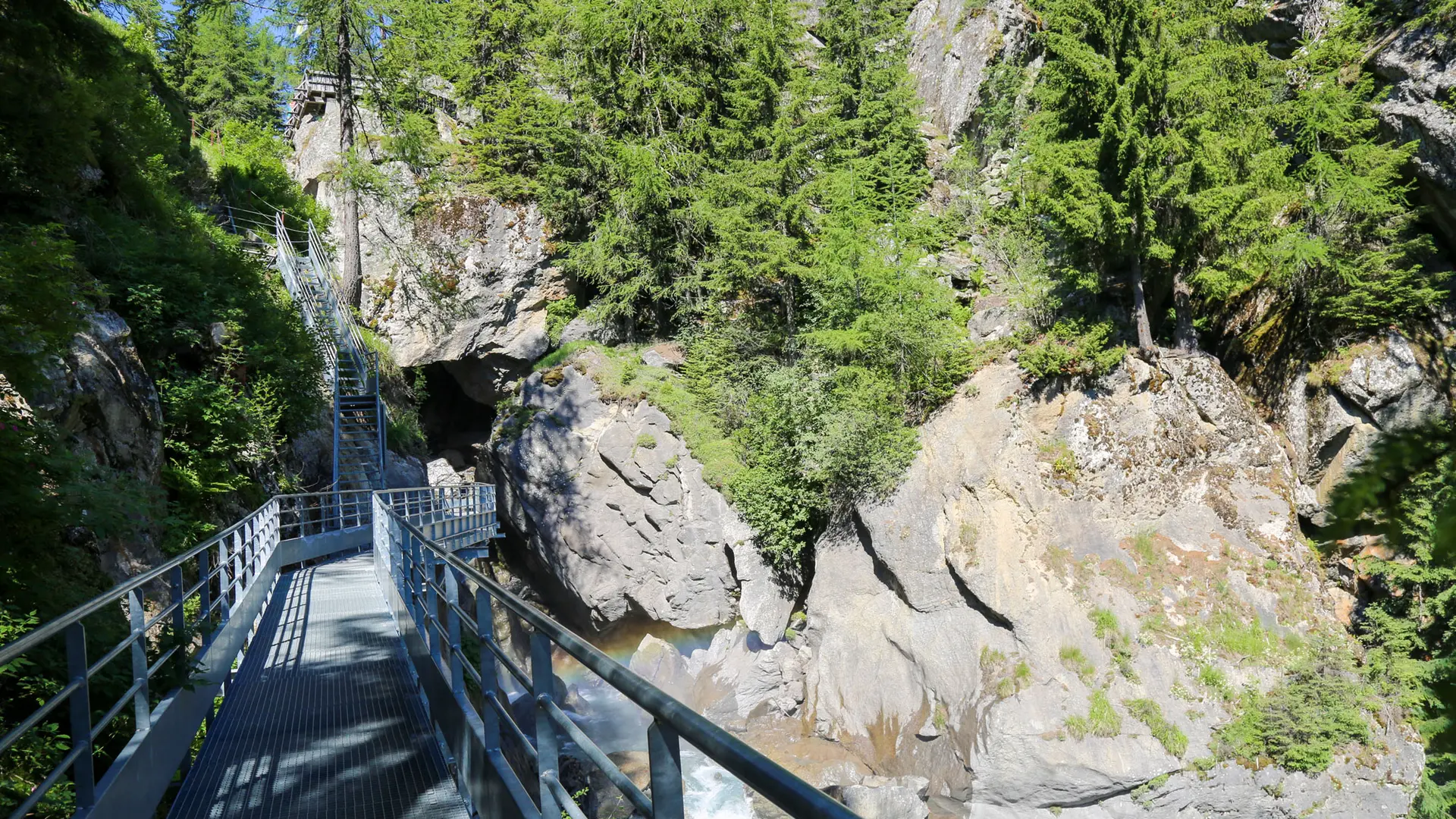 La passerelle au-dessus de la cascade