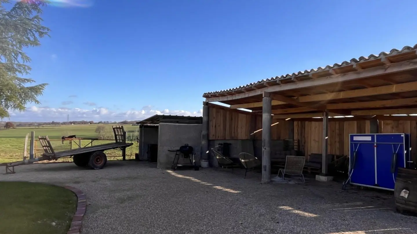 Espace extérieur avec barbecue