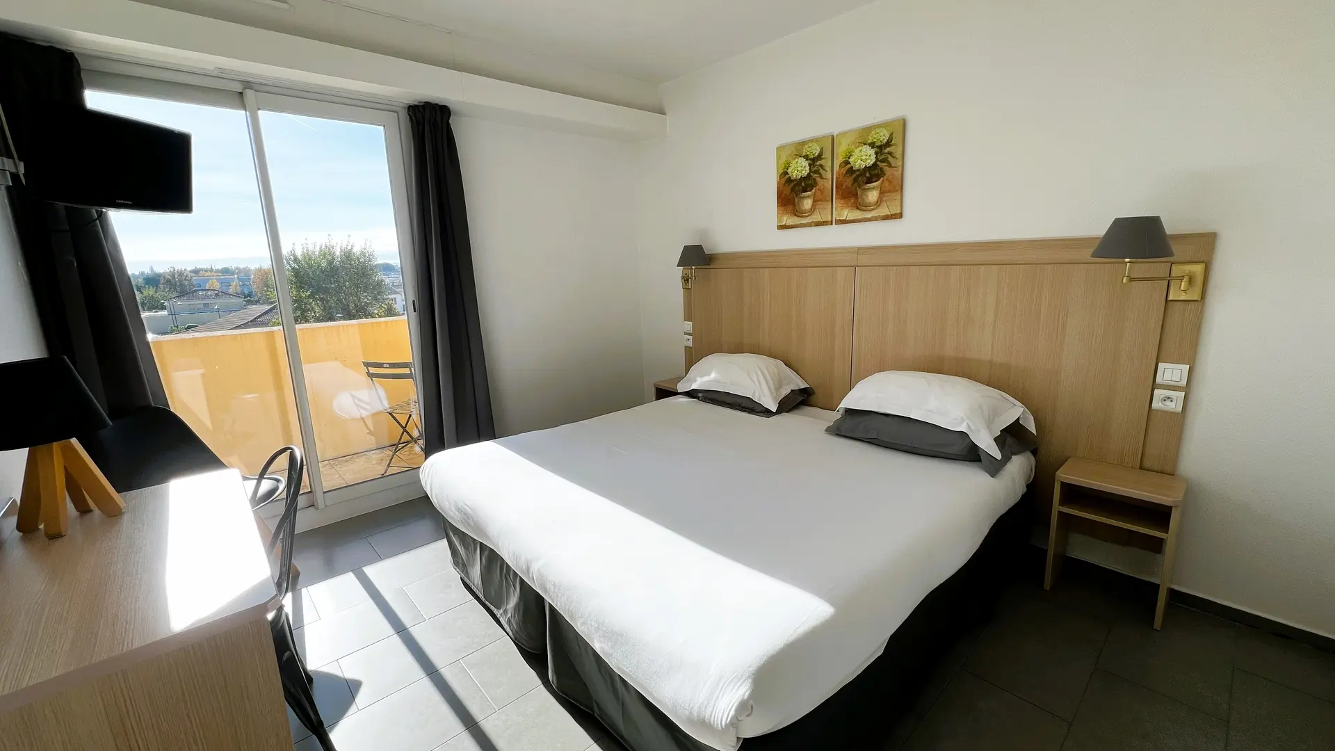 chambre avec tete de lit bois clair