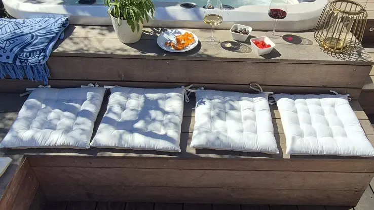 Jacuzzi sur terrasse en bois