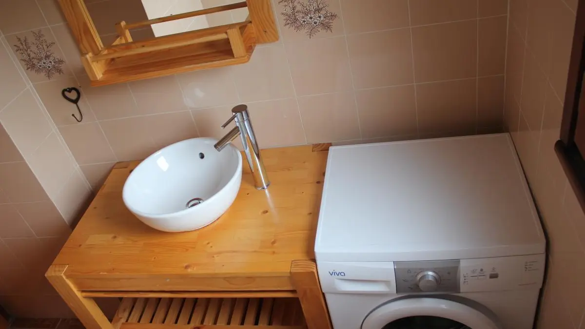 SALLE DE BAINS AVEC LAVE LINGE