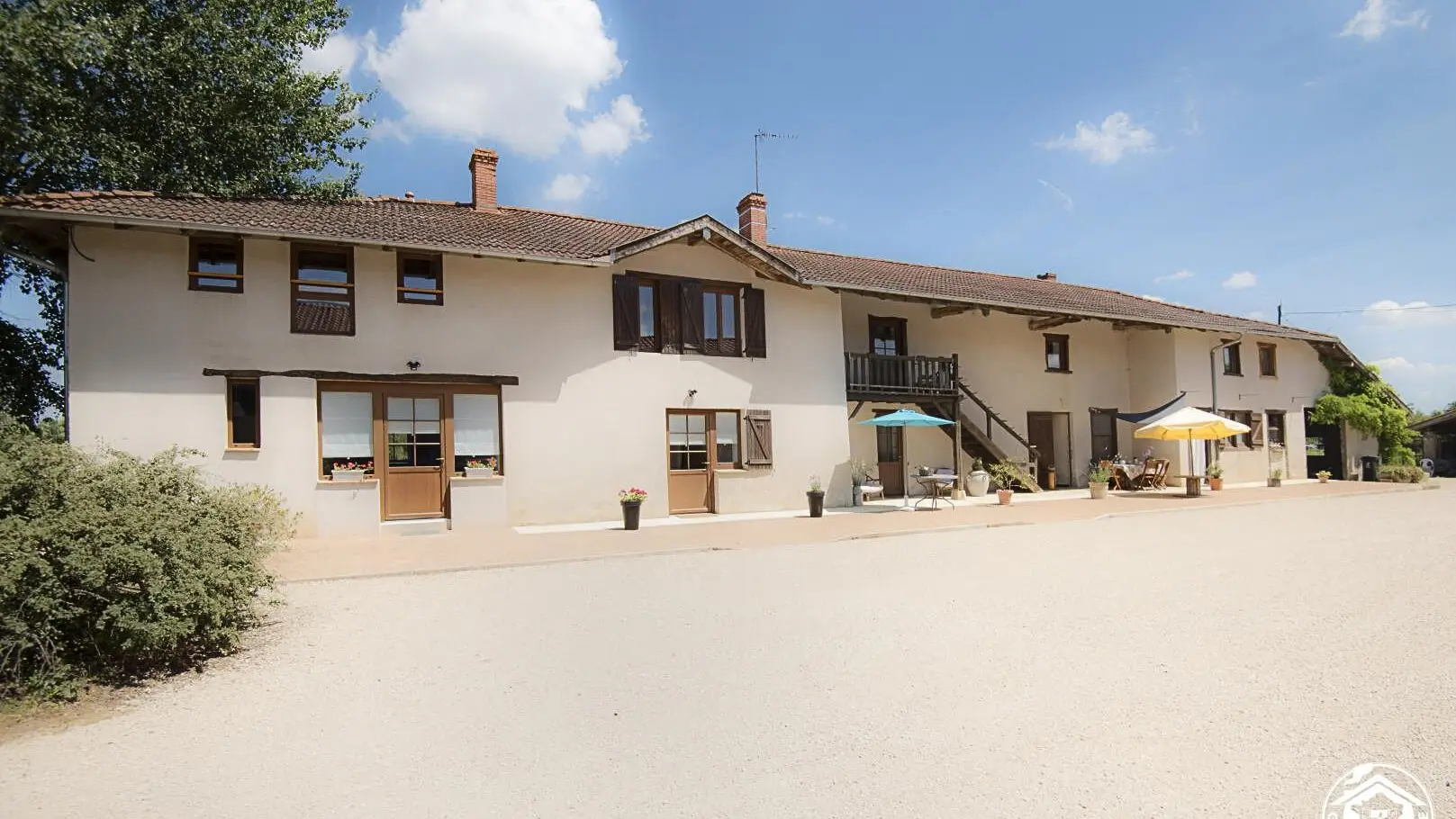 Vue d'ensemble sur le gîte (à gauche) et les chambres d'hôtes mitoyenne à la maison des propriétaires.