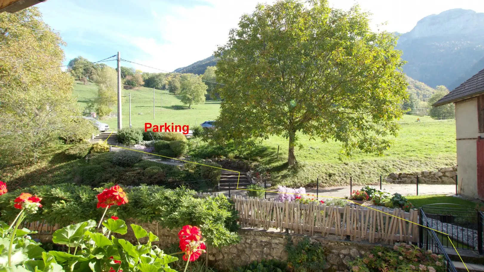 Parking et accès au gîte.