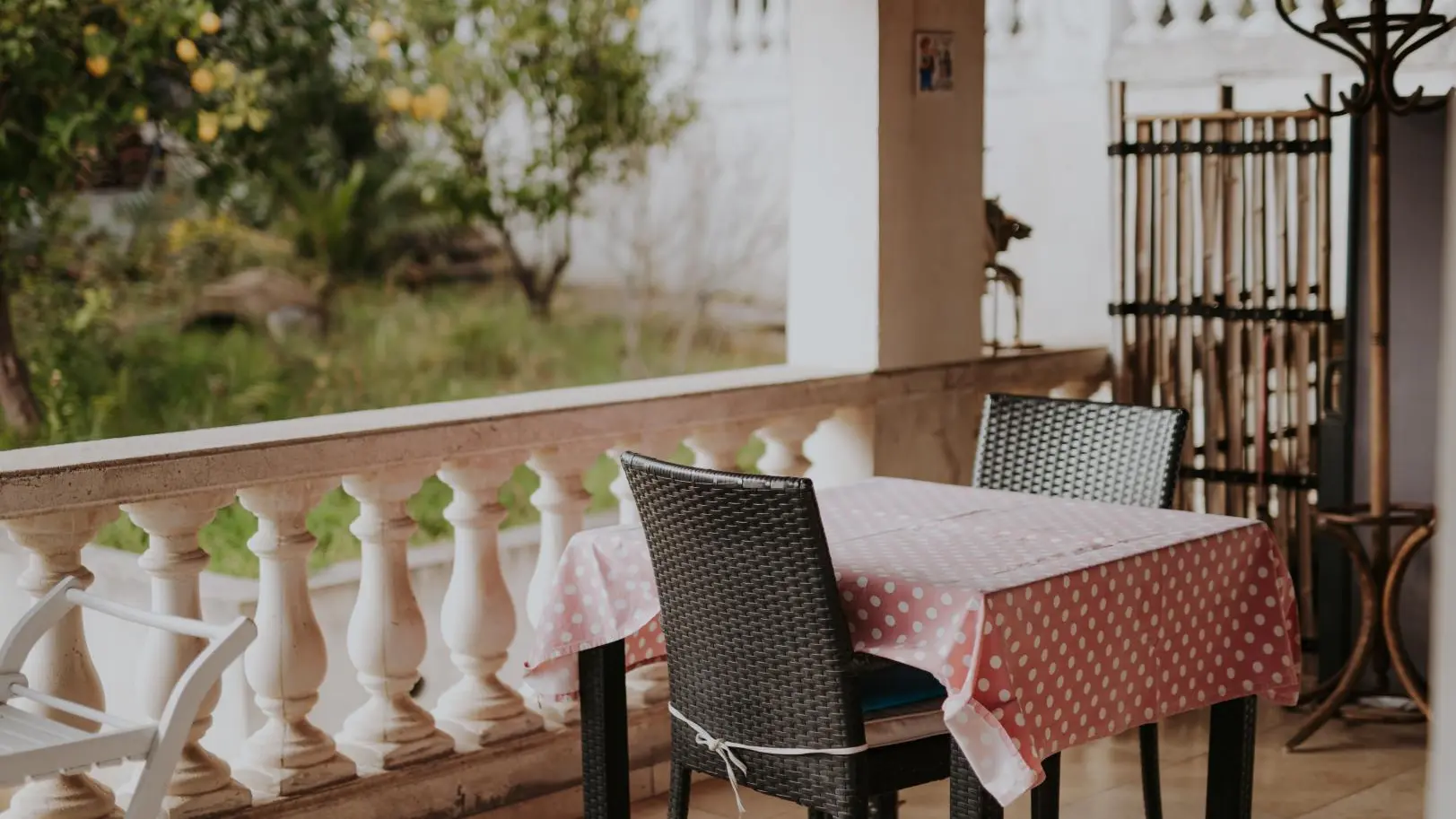 Terrasse de la chambre d'hôte LesQuatra à la Gaude - Gîtes de France Alpes-Maritimes