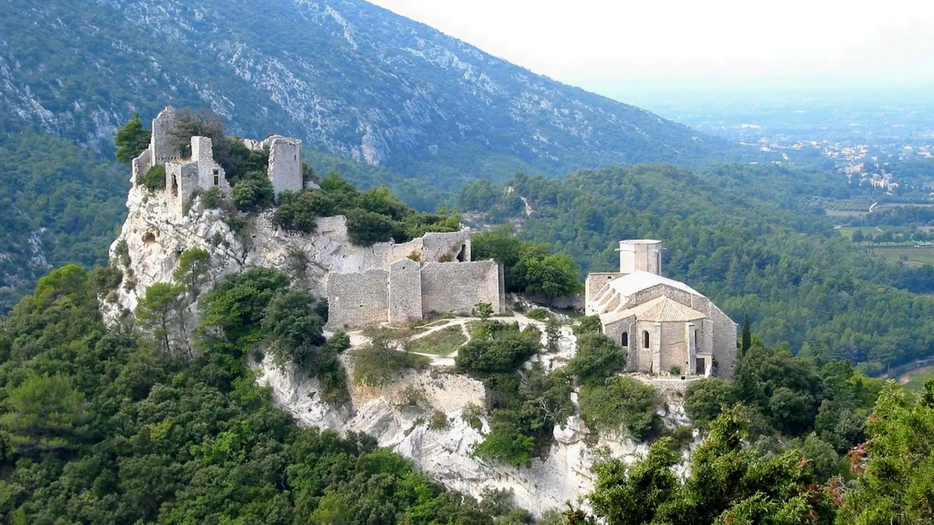Oppède-le-Vieux et Maubec au loin