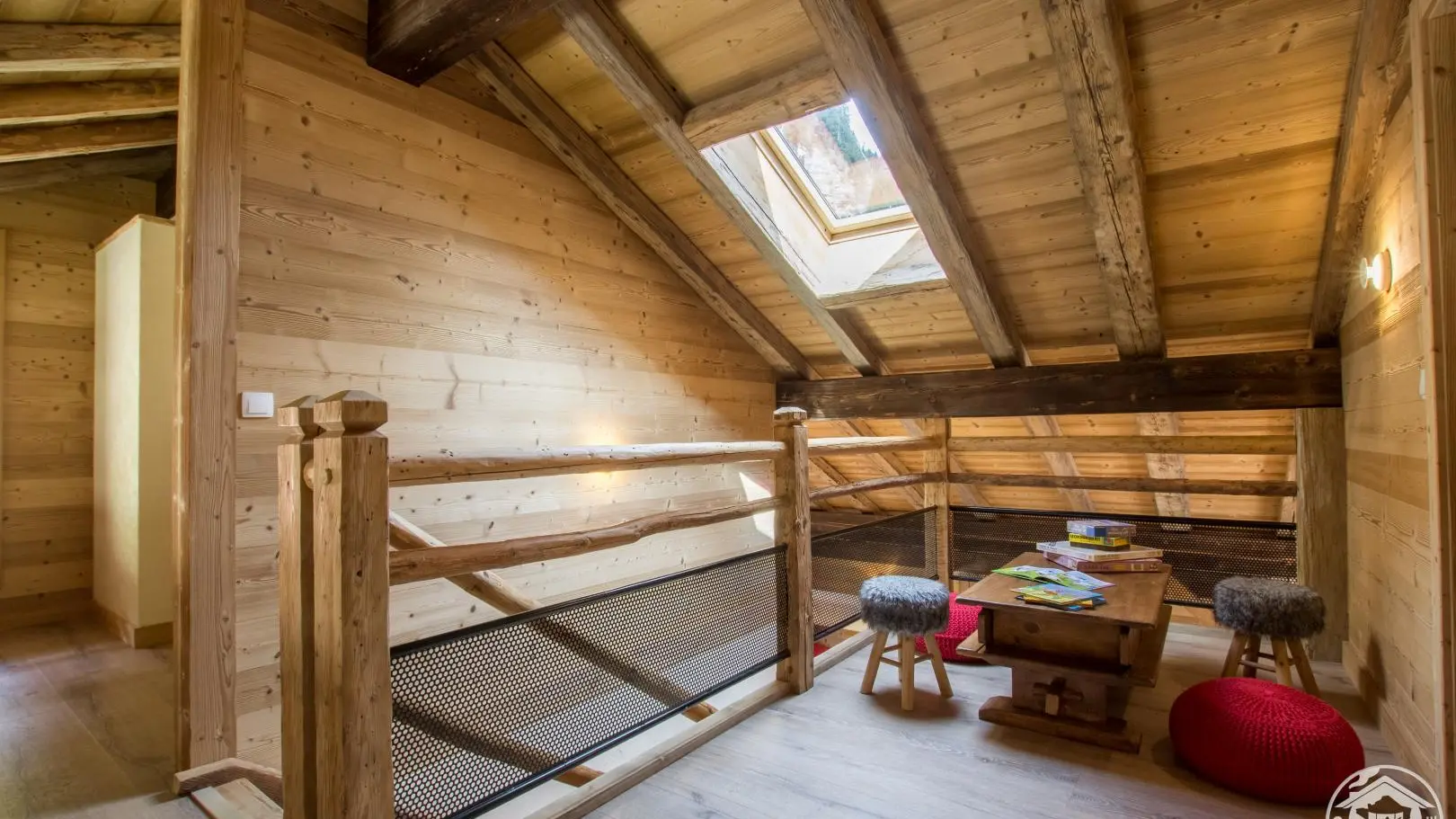 Mezzanine donnant accès à 2 chambres et salle de bains