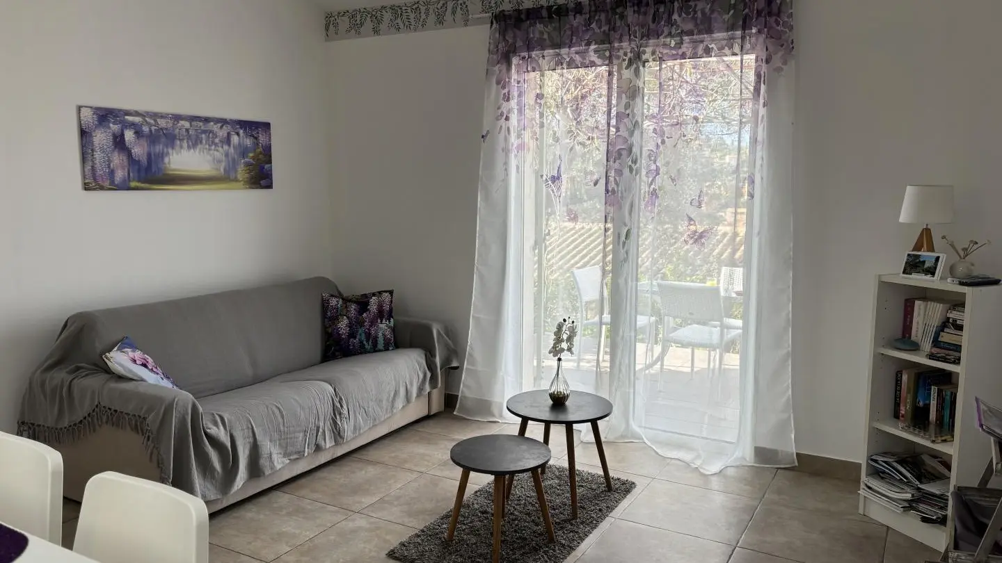 Gîte Mas de la Galinette Glycine- canapé  - Biot - Gîtes de France Alpes-Maritimes.
