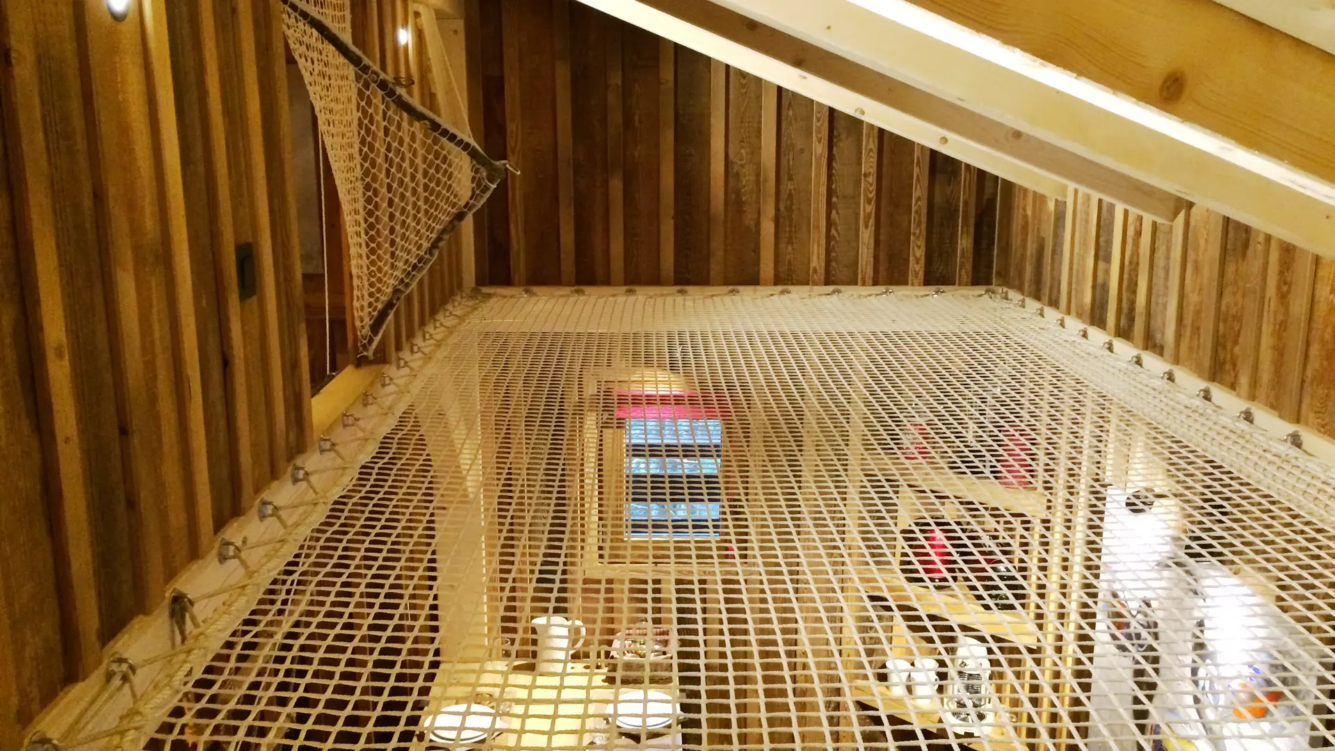 Cabanes entre Terre et Ciel - Cabane du Ruisseau et son filet intérieur