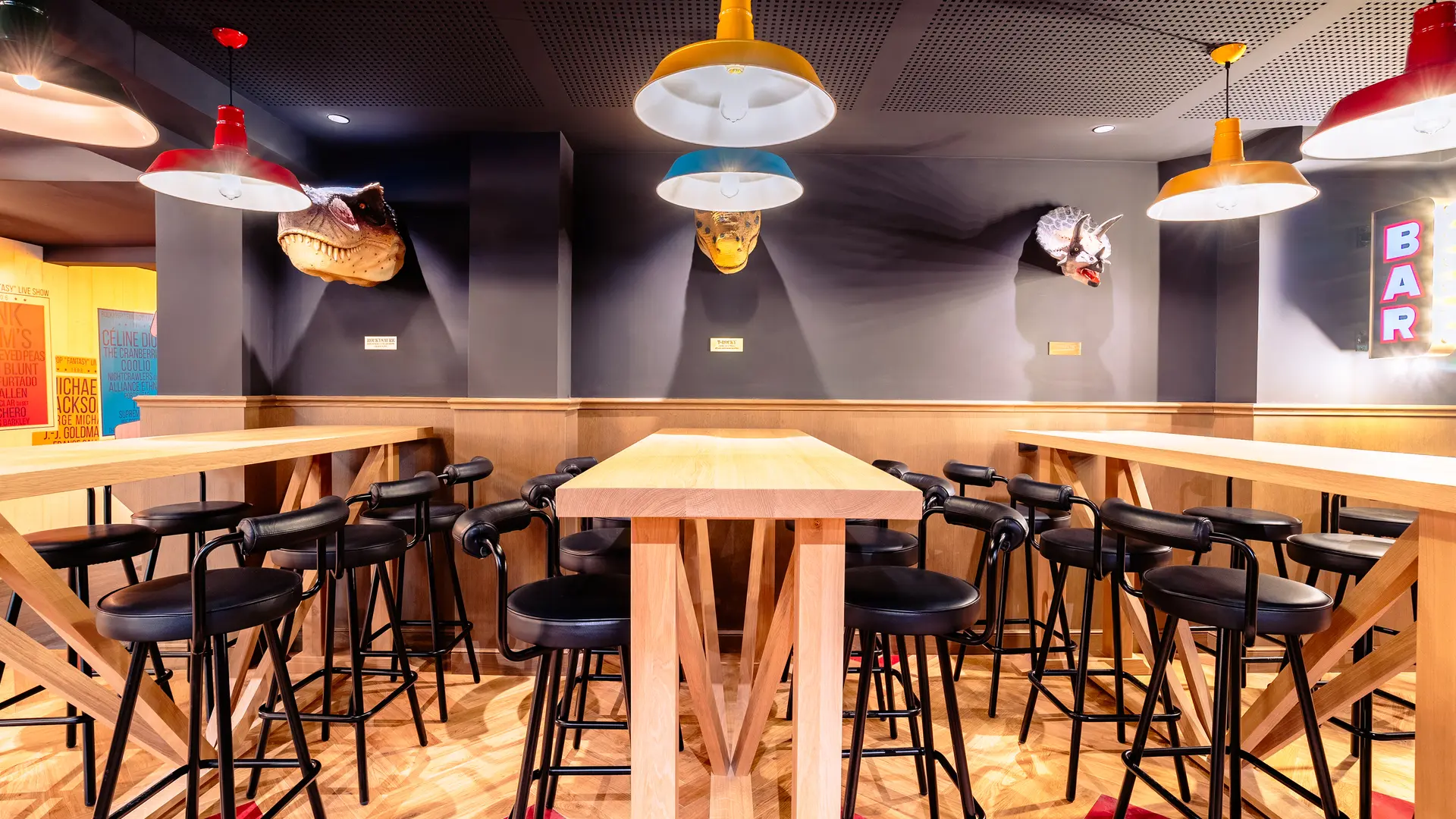 autre vue des meubles dans le bar