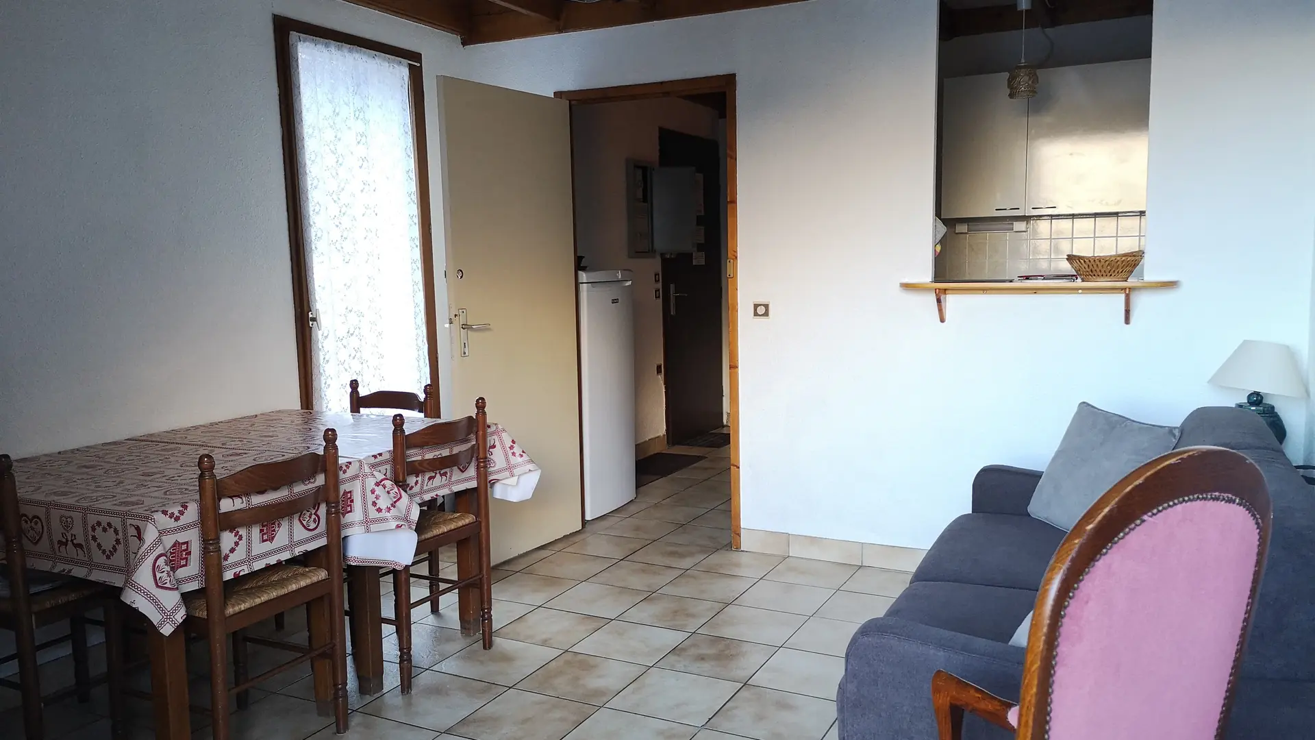 Salon, porte-fenêtre côté piste