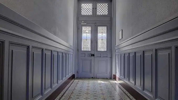 L'entrée se fait depuis ce hall