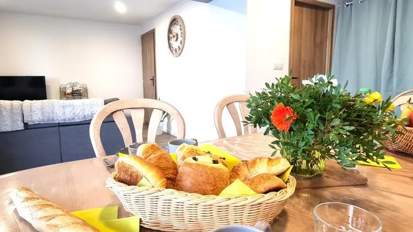 Pièce à vivre : cuisine ouverte sur salle à manger et salon