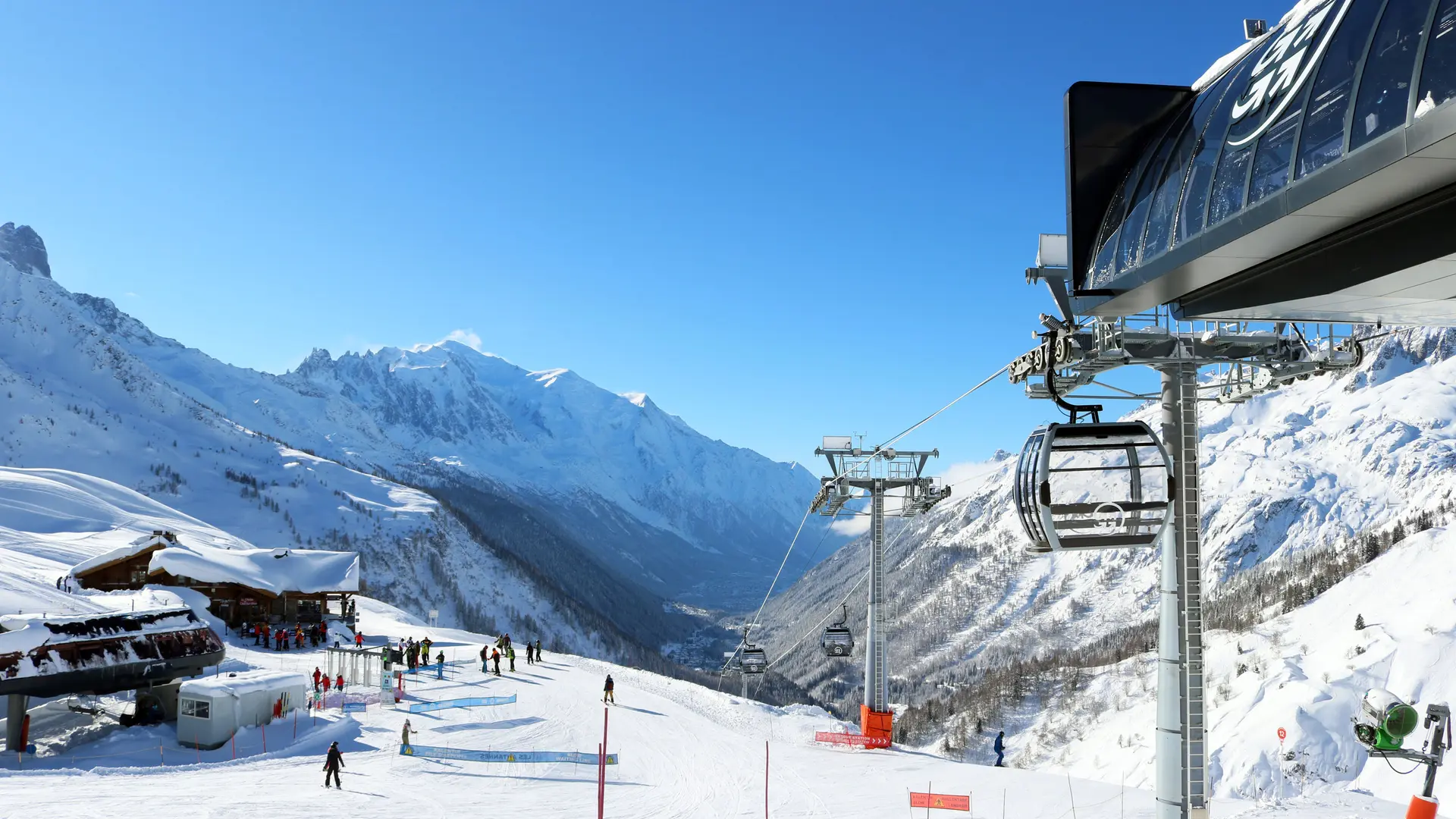 Vue sur la piste et télécabine de Charamillon
