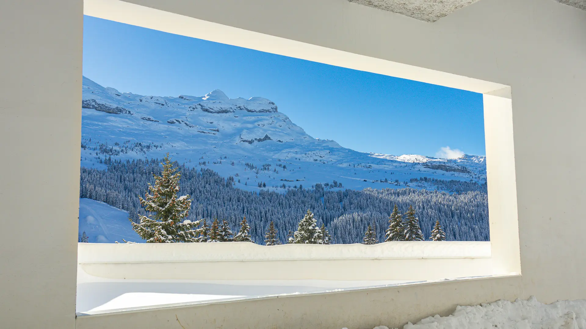 Une fenêtre sur le domaine skiable depuis le bâtiment de l'Odalys Panoramic