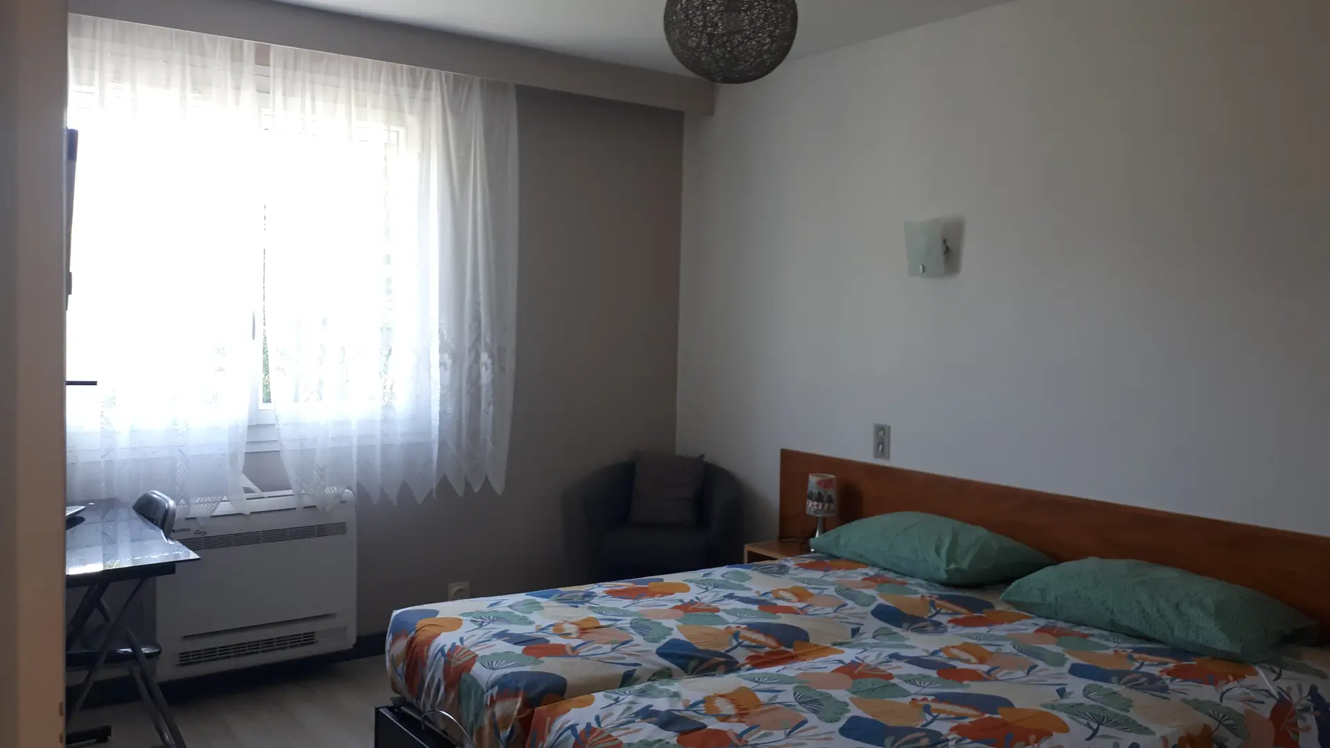 Chambre avec lit motorisé