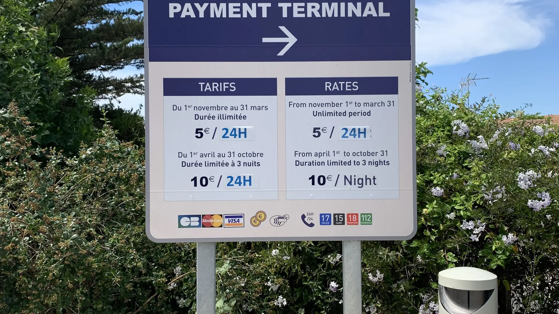 Panneau de tarification de l'aire de camping car