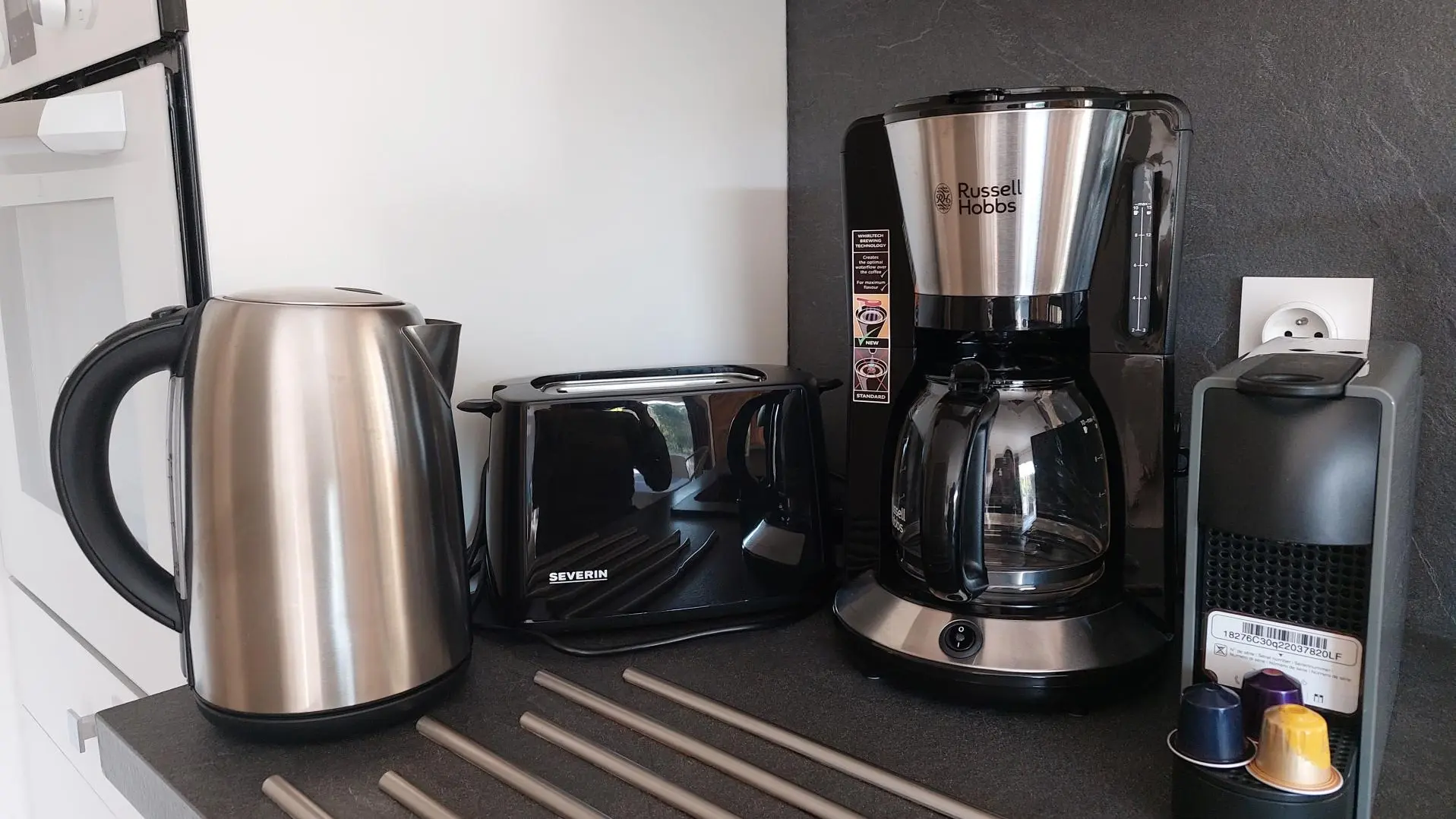 Petit déjeuner ou pause café (Cafetière filtre - Cafetière dosette Nespresso - Toaster - Bouilloire température réglable)