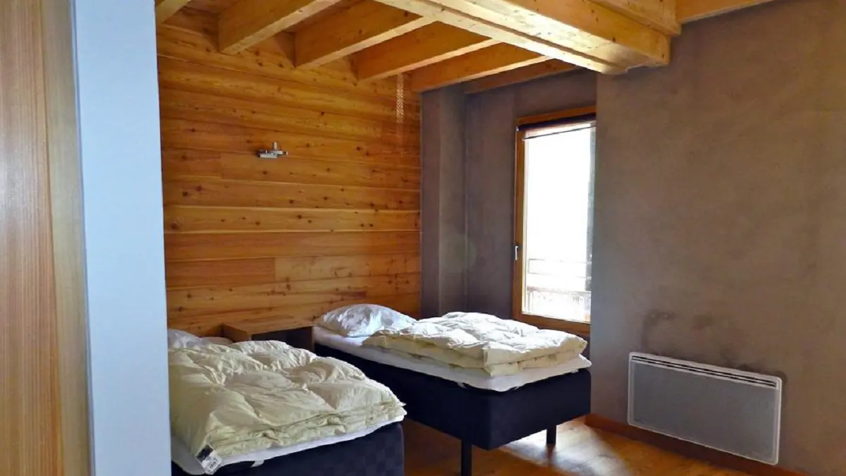 Une chambre avec deux petits lits