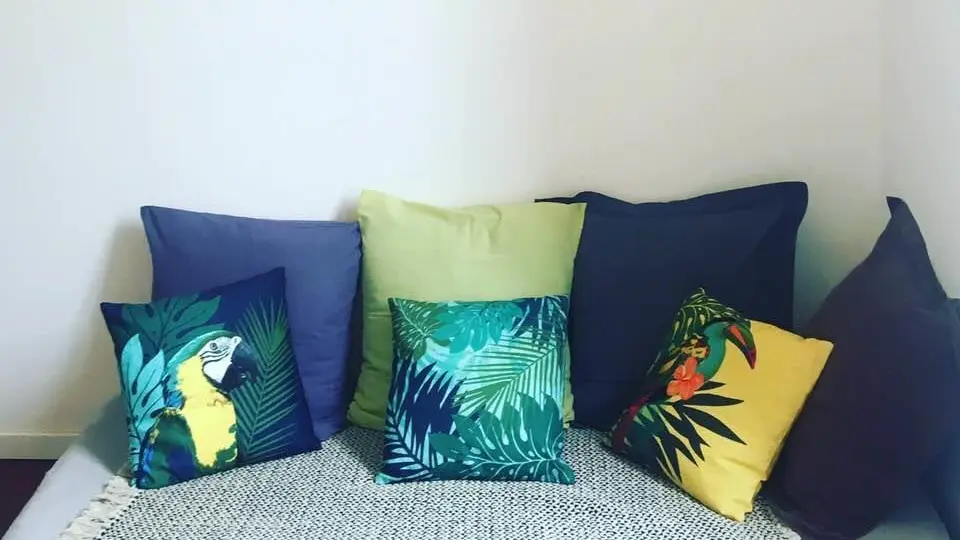 Mini canapé dans la chambre avec les deux lits simples