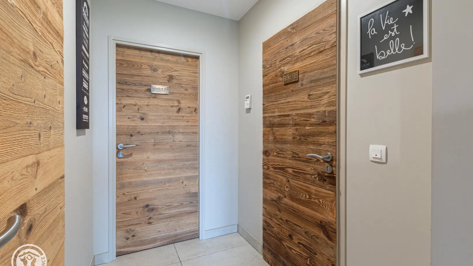 Accès chambre La Mandallaz (porte de droite) et chambre Le Parmelan (tout droit)