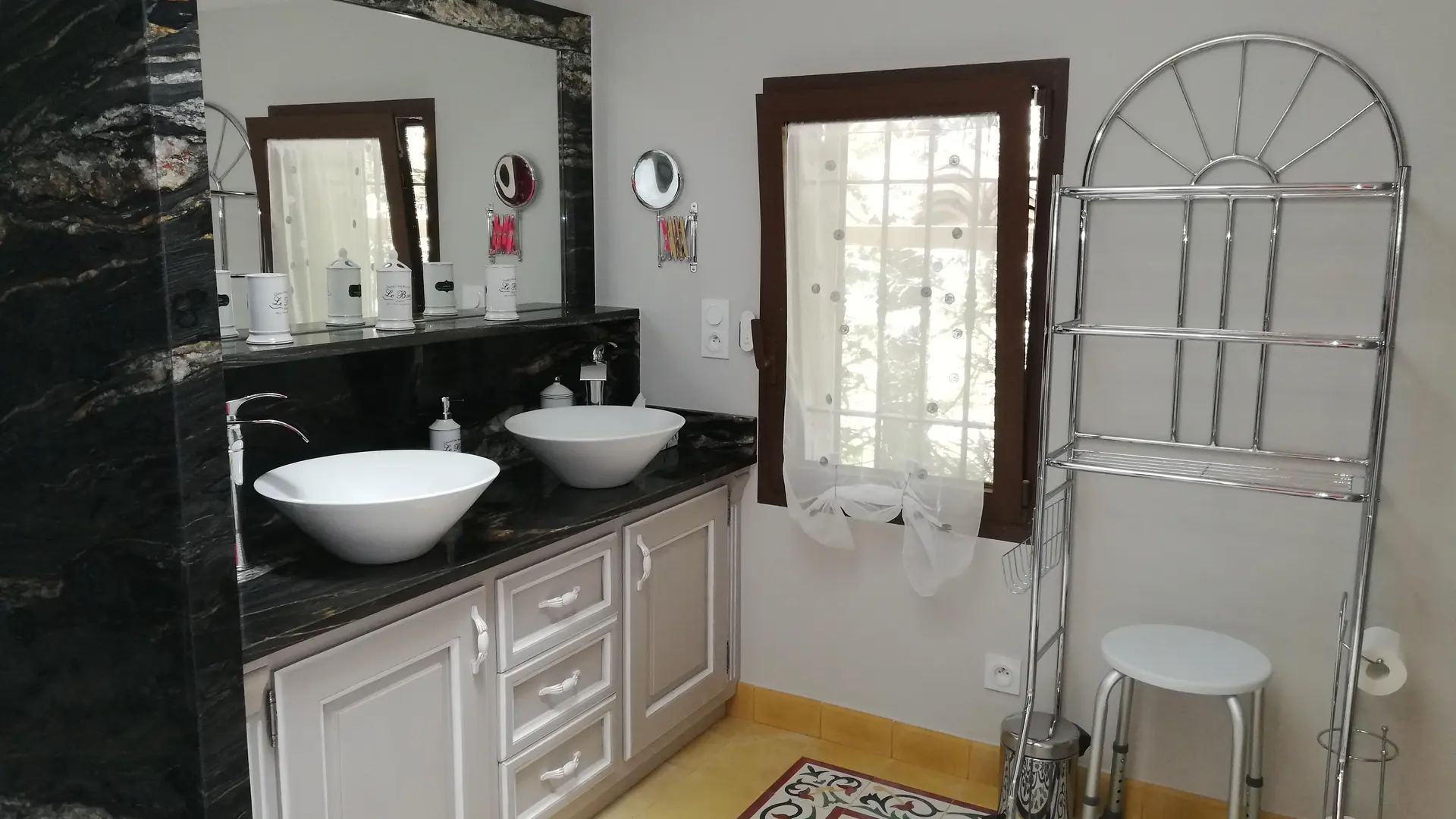 Une salle de bain lumineuse et bien équipée, pensée pour le confort au quotidien.