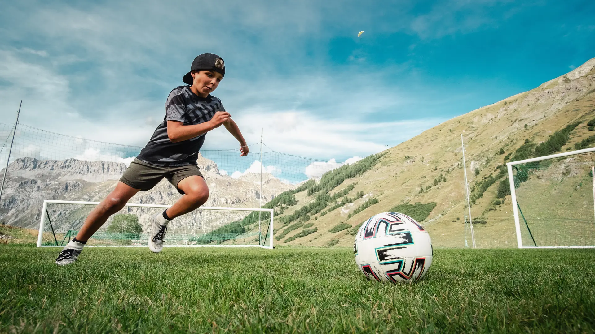 Enfants qui jouent au football dans la Vallée du Manchet à Val d'Isère