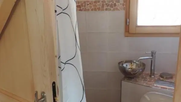 salle d'eau avec WC, lave-main, et douche au RDC