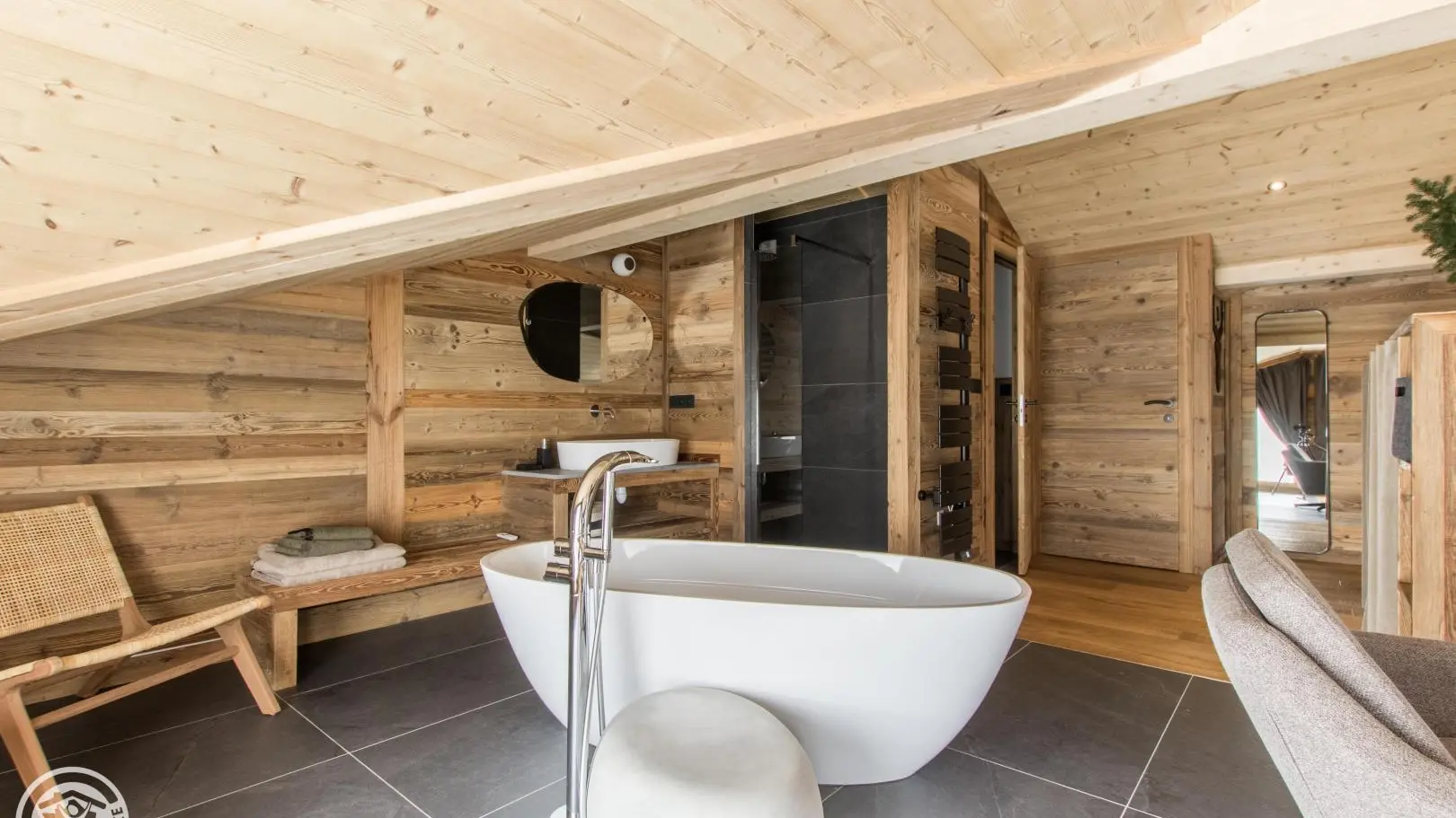 Espace bain et douche de la suite parentale.