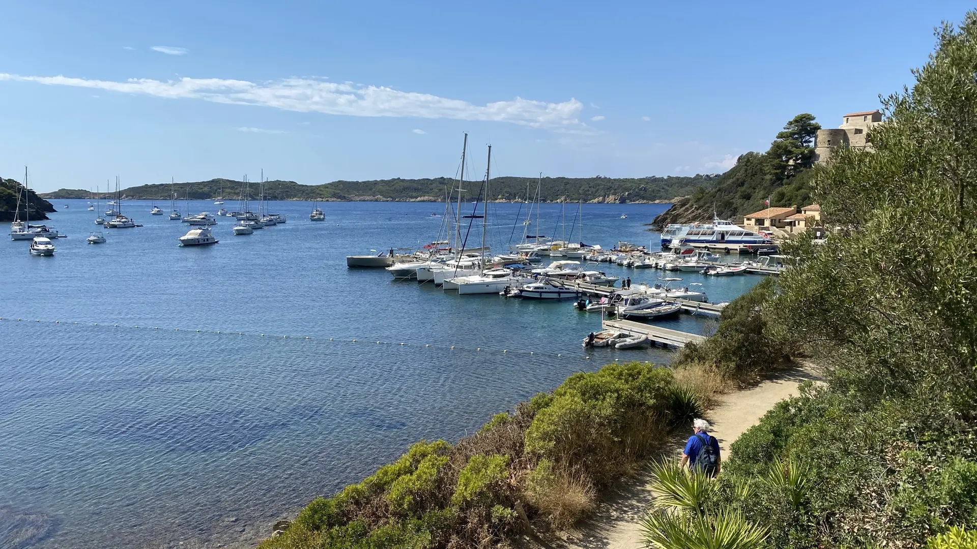 A quelques mètres du port, au calme