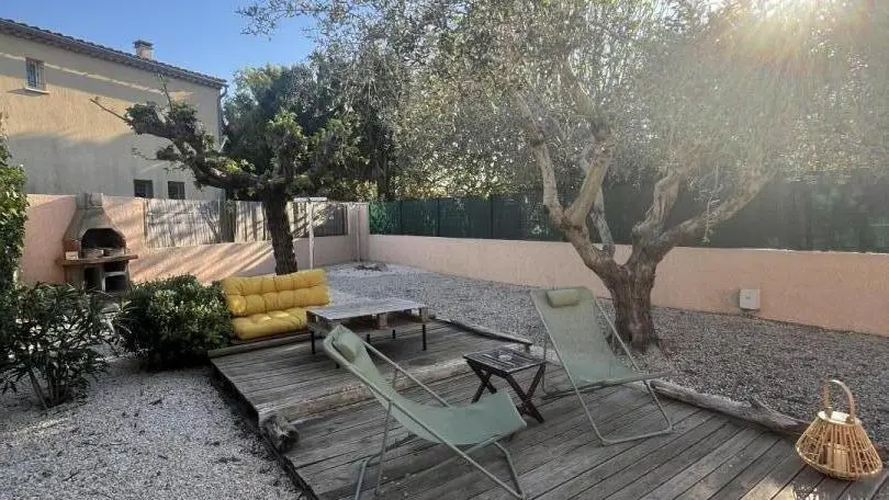Petite Terrasse pour lecture ou petit aperif au soleil.