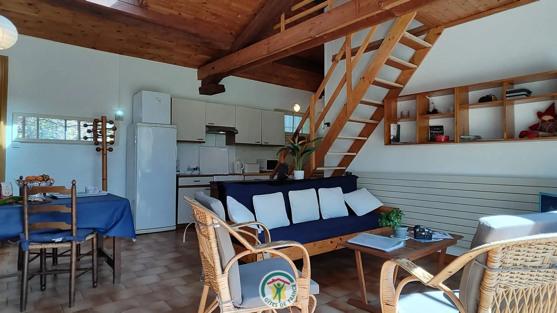 Salle de séjour et porte d'entrée, table, frigo, cuisine, escalier