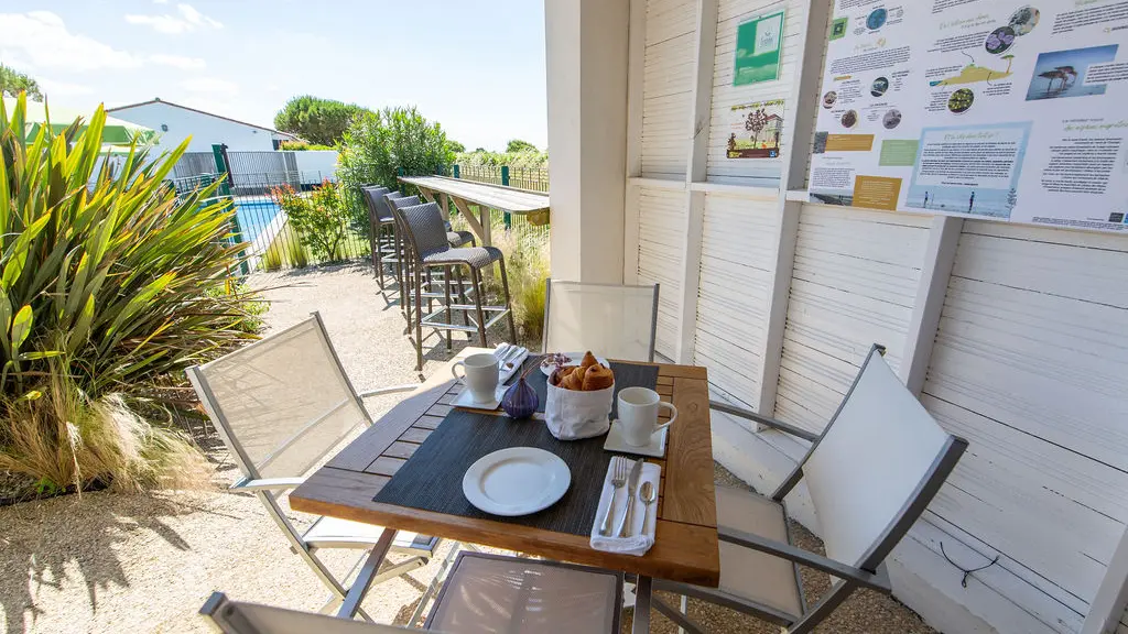 Petit-déjeuner à l'extérieur, près de la piscine