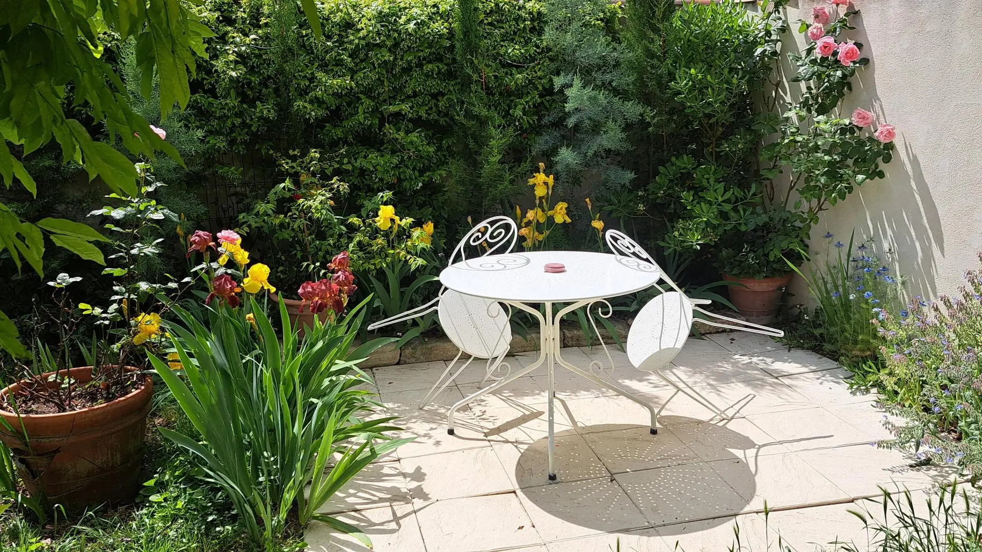 Table jardin et terrasse en fleurs de Mai de l'Oustau dei Aucèus.