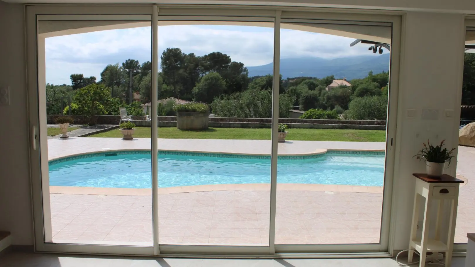 Villa reflets du sud- Séjour-vue piscine Gîtes de France Alpes-Maritimes