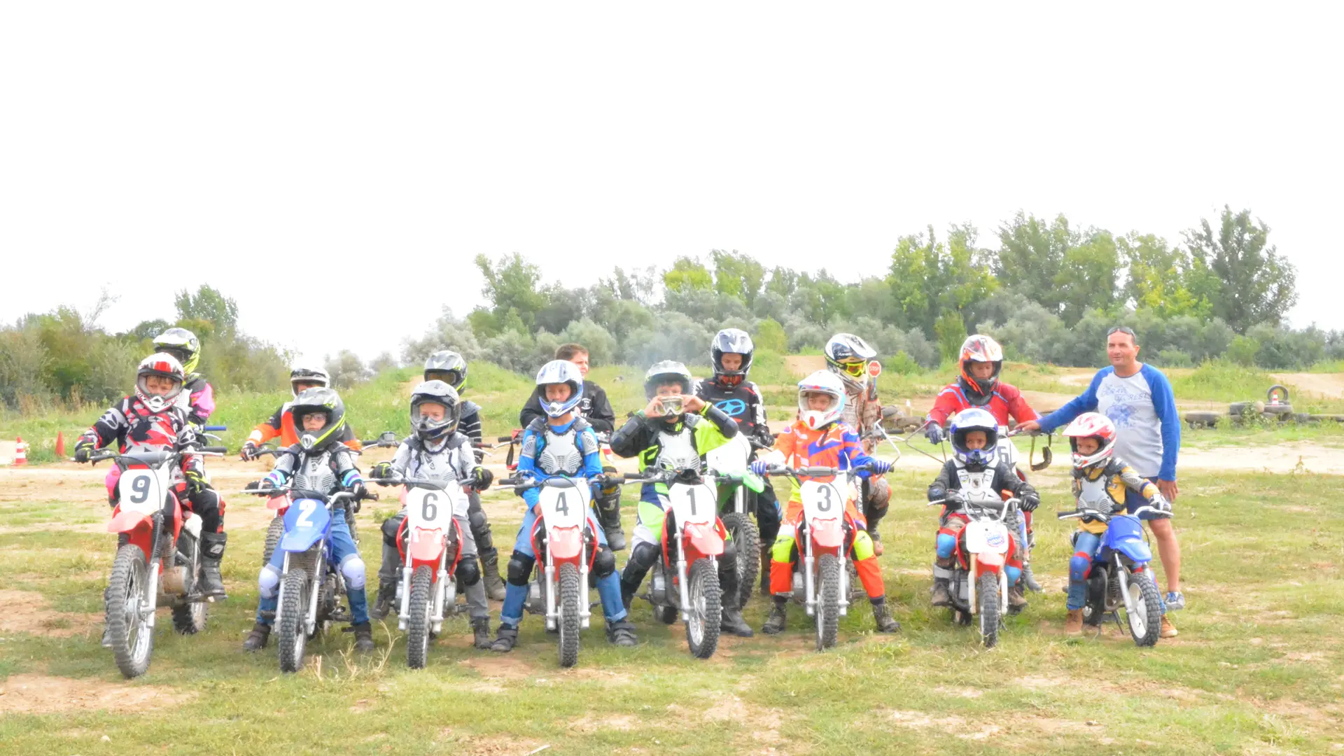 Groupe de jeunes en moto