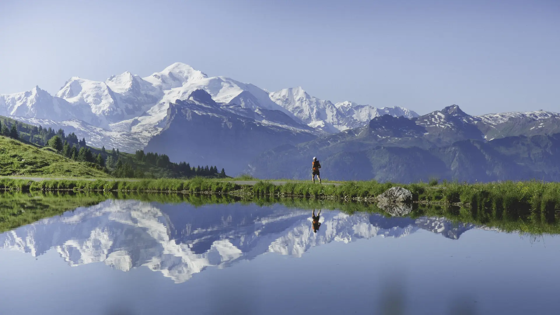 Un coureur devant un lac et le mont blanc en été