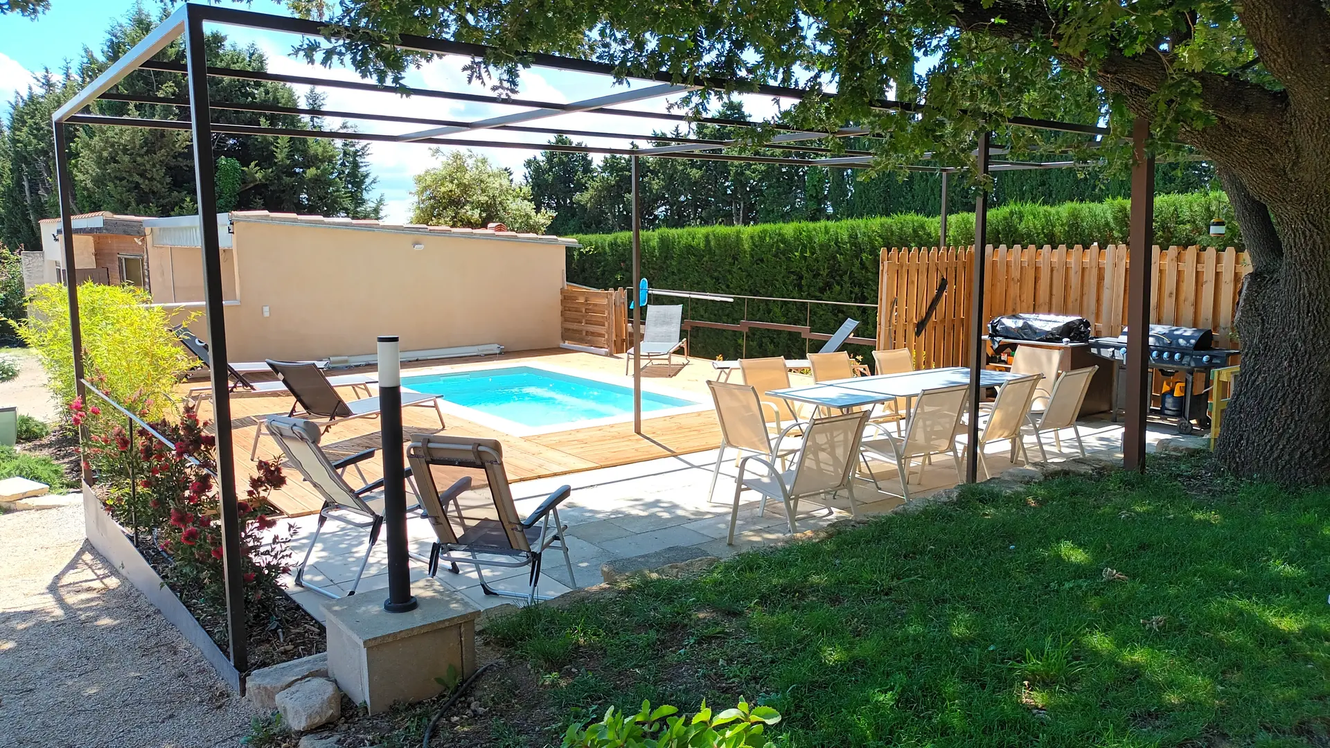 Gîte Saint Hilaire vue d'ensemble sur la piscine