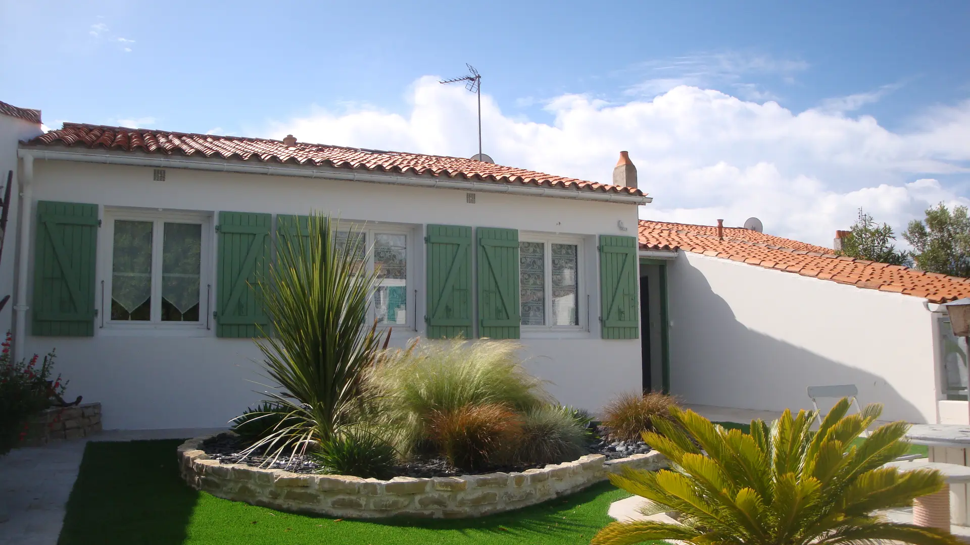 vue de la maison depuis le jardin