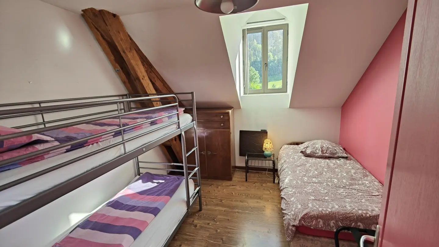 Chambre rose un lit de base plus à la demande en option 2 lits superposés