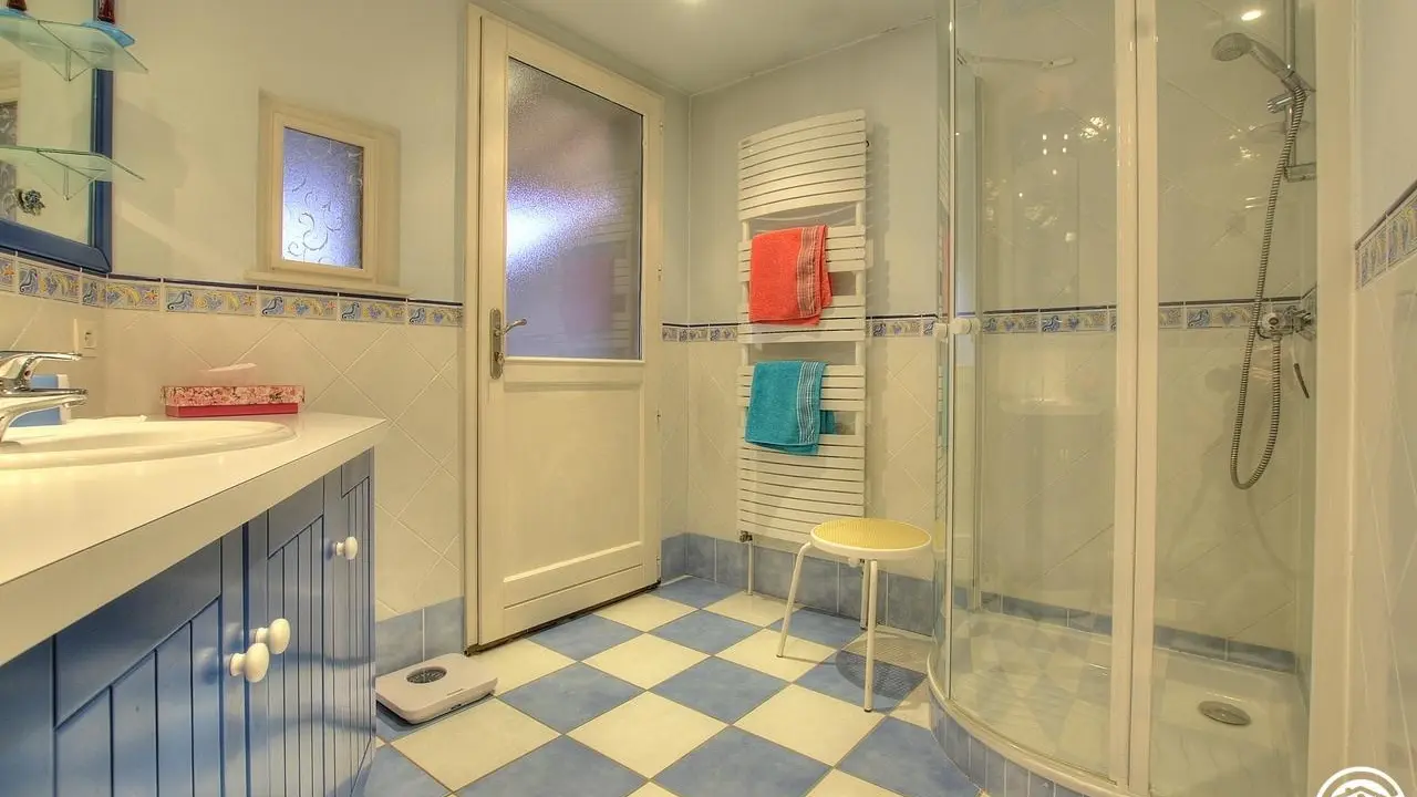Salle d'eau avec ouverture sur l'espace privé du gîte. Un WC indépendant mais à l'intérieur des sanitaires.