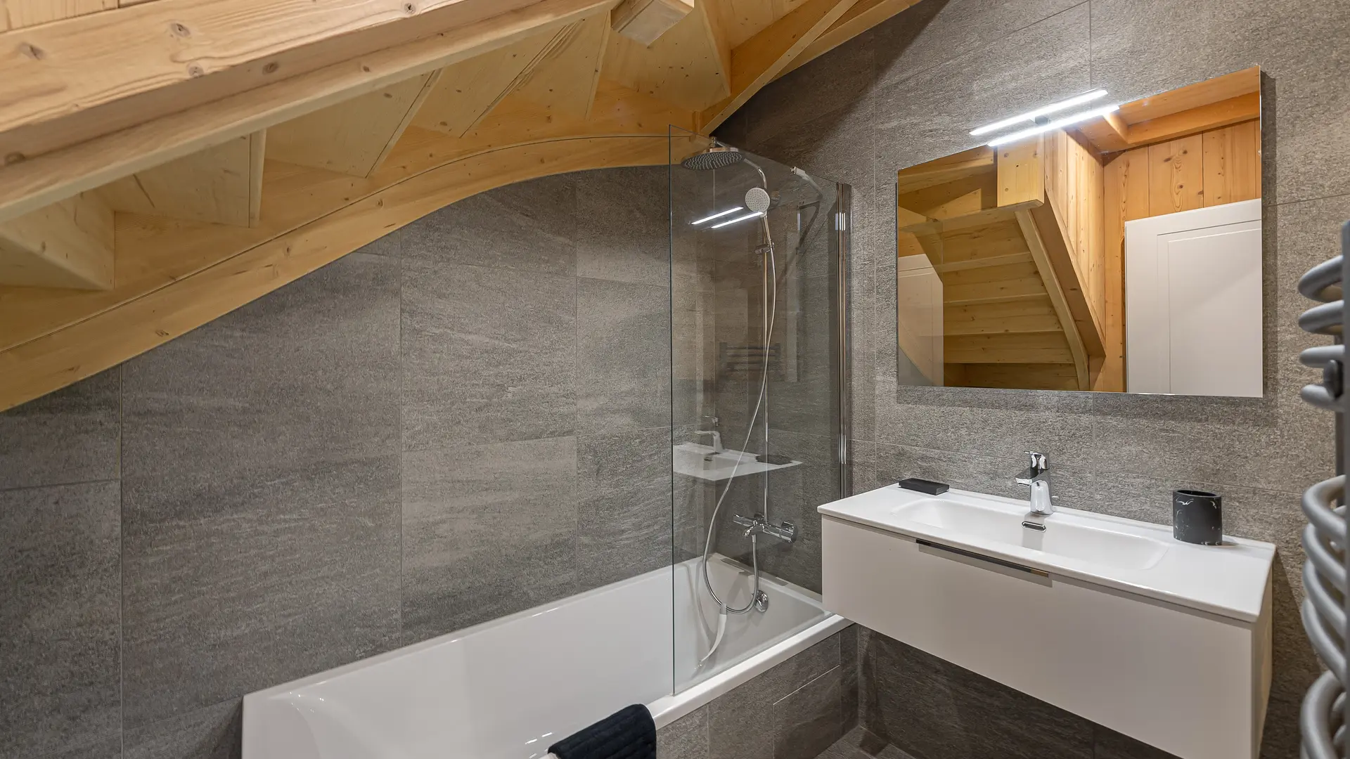 Salle de bains avec baignoire, grand vasque et son meuble, grand miroir