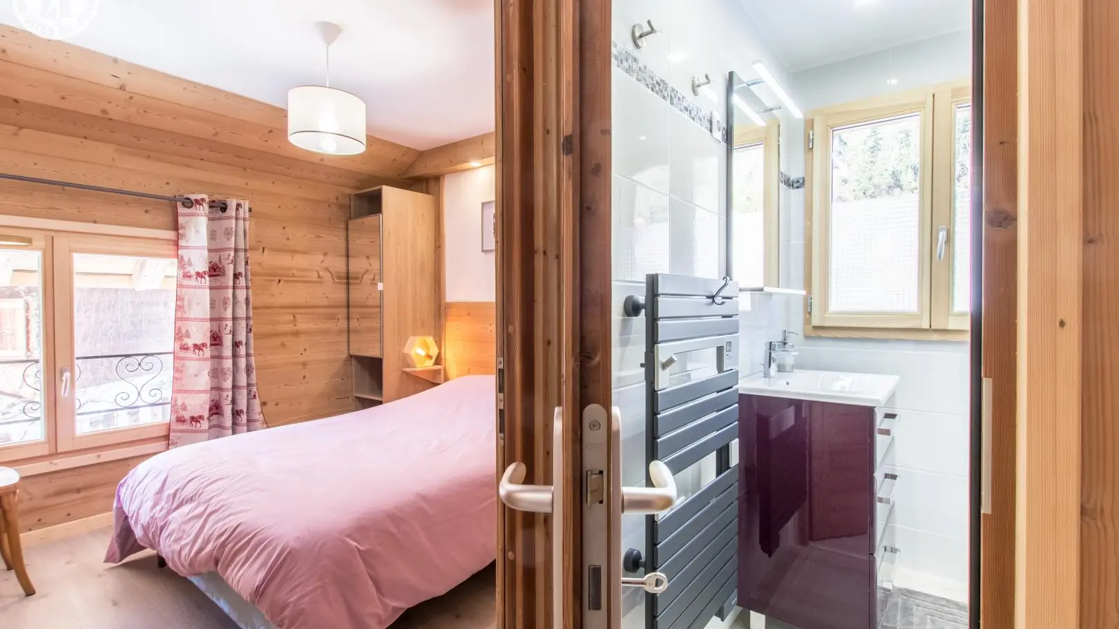 chambre grand lit et salle de bains