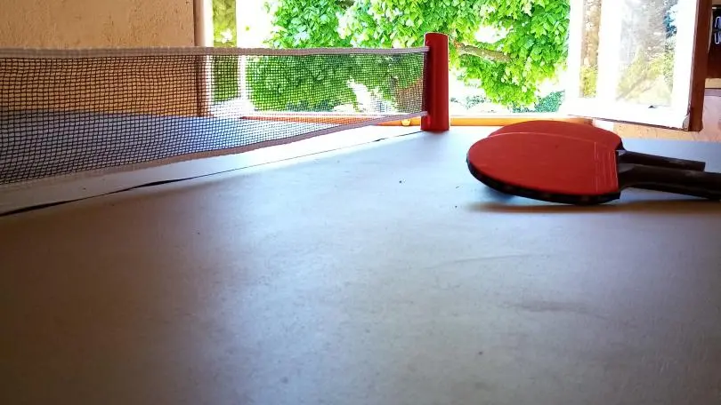 table de ping pong et babyfoot à disposition dans les dépendances de la maison