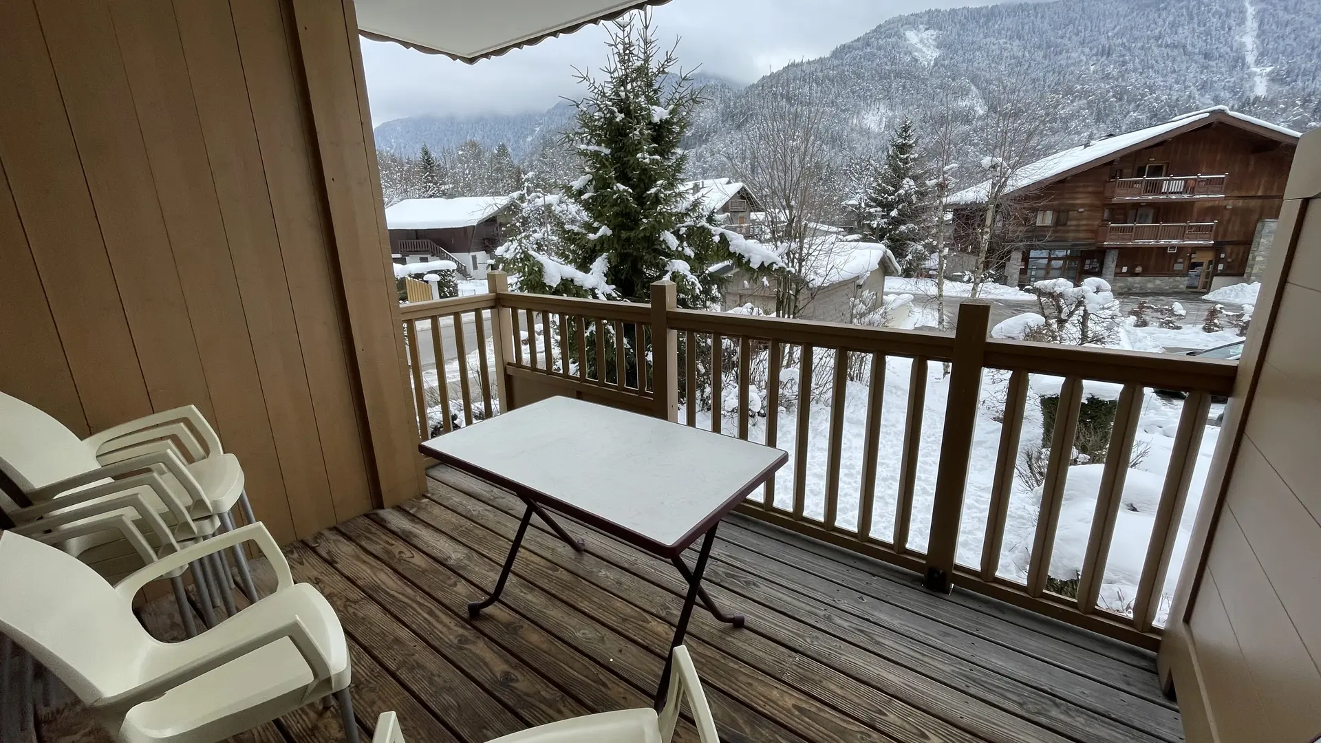 balcon avec salon de jardin