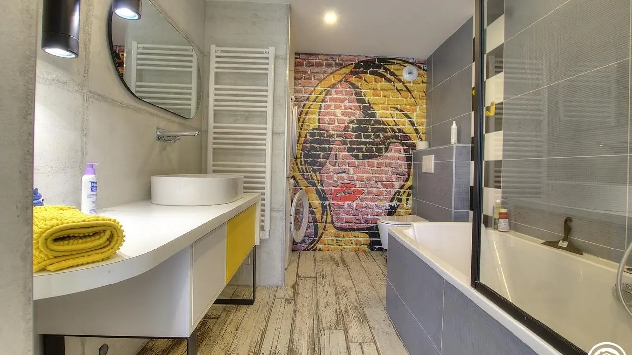 Salle de bain principale avec baignoire et douche.