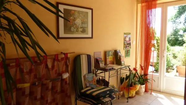 Le petit hall avec un accès indépendant vous mènera aux deux chambres.