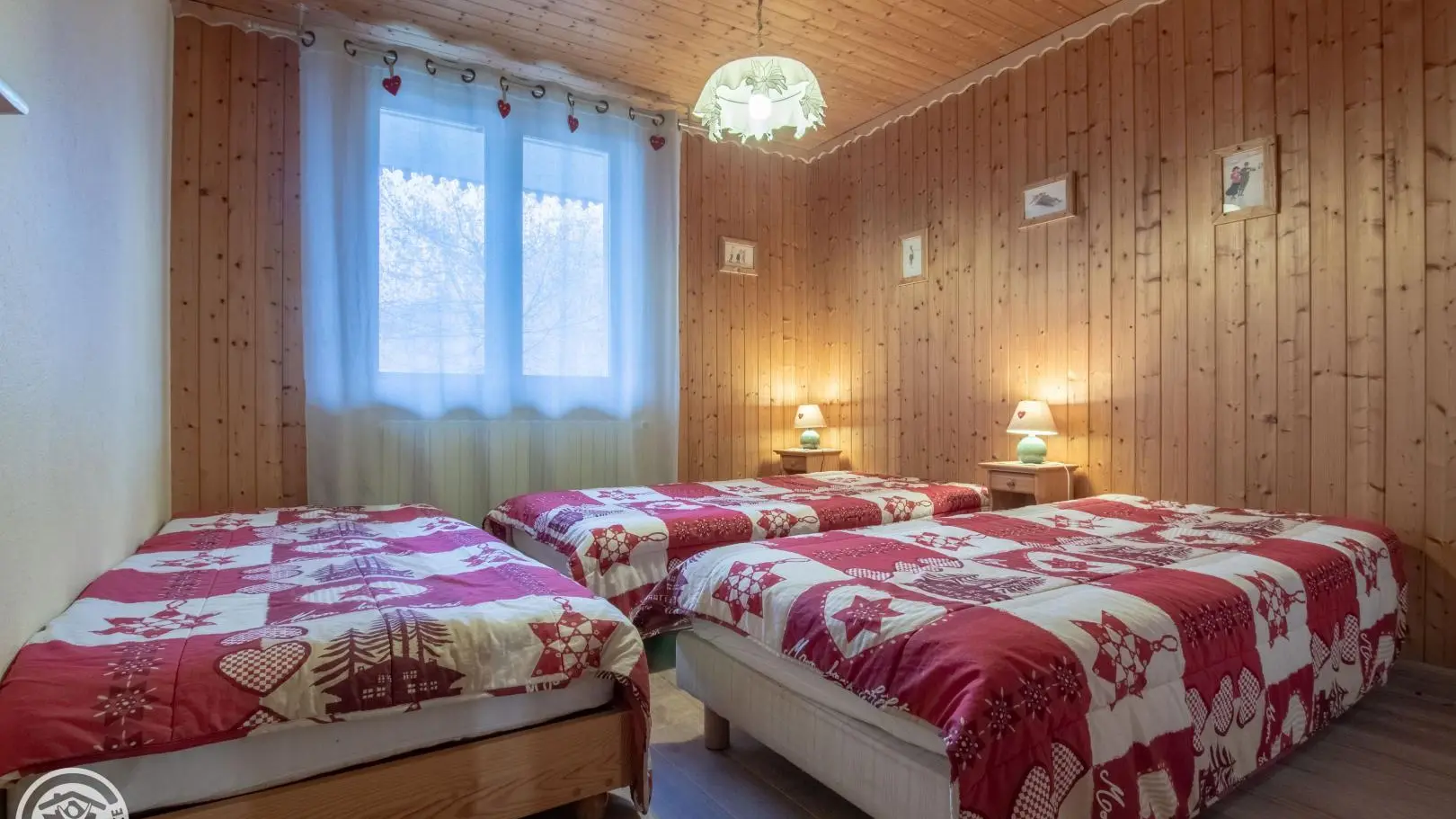 chambre avec 3 lits de 90