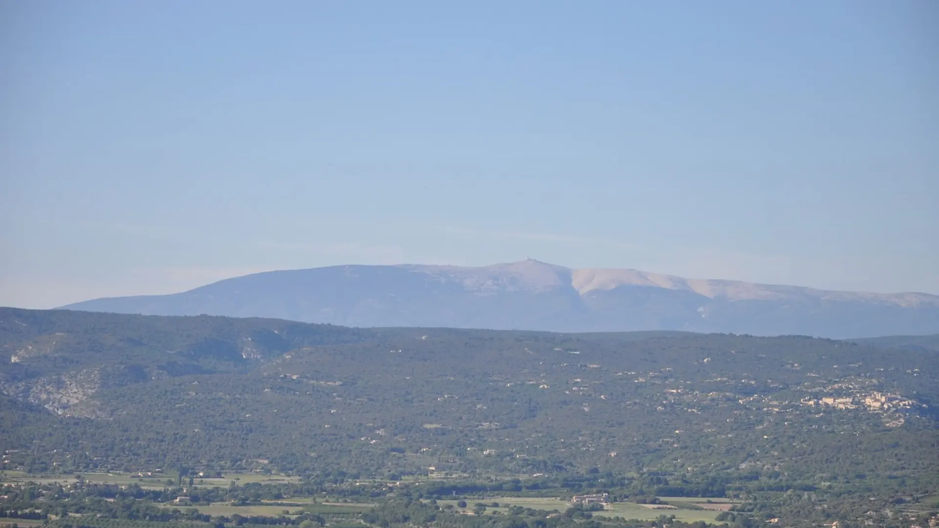 Vue sur Gordes et le Mont-Ventoux