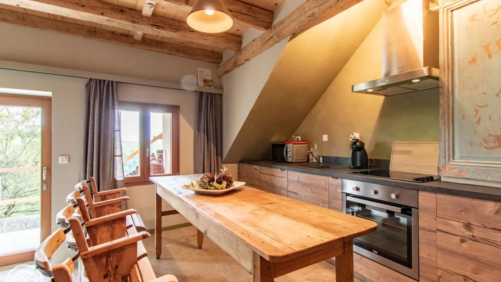 Cuisine intégrée et table avec chaises strapontins