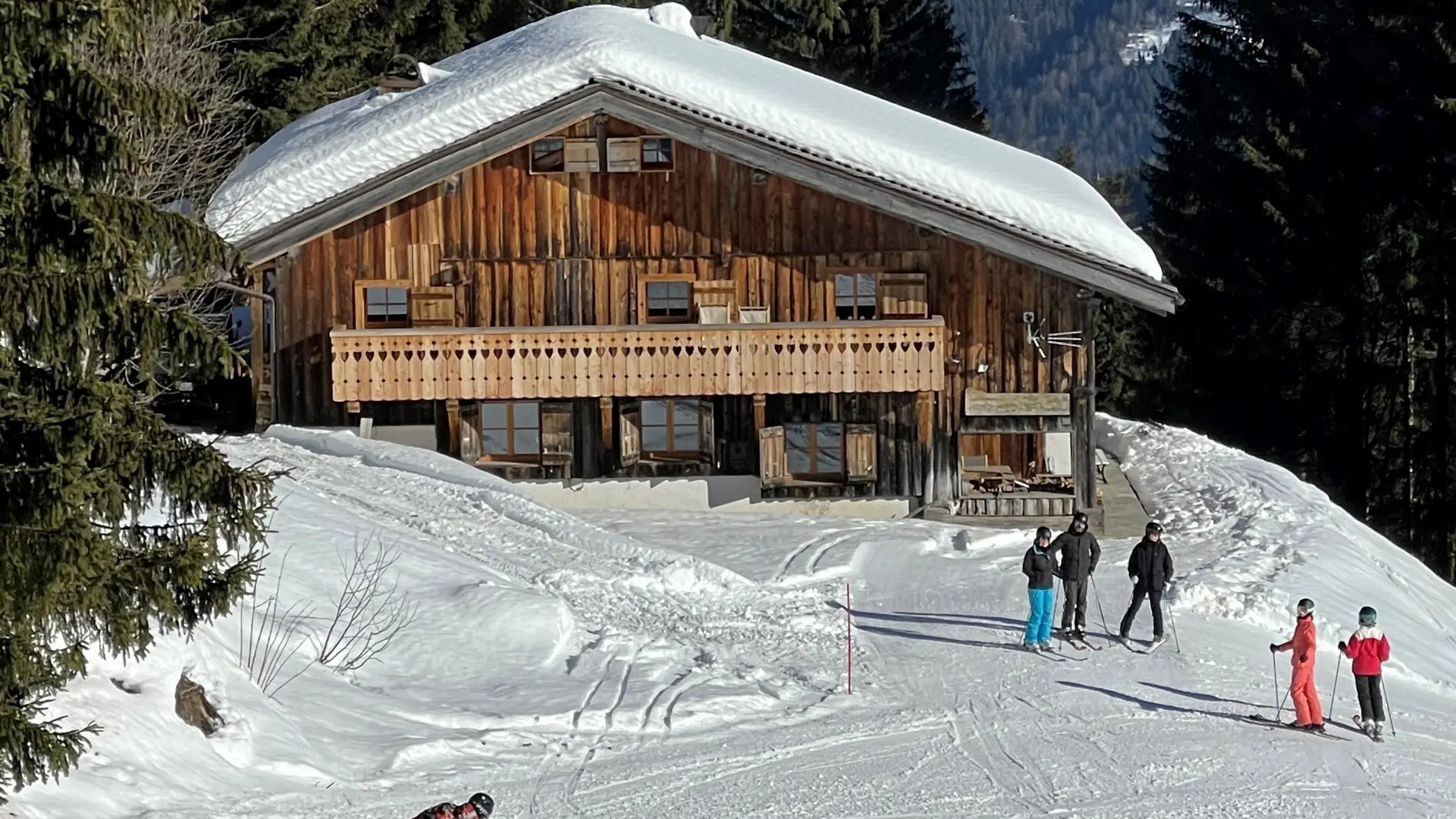 Façade et skieurs